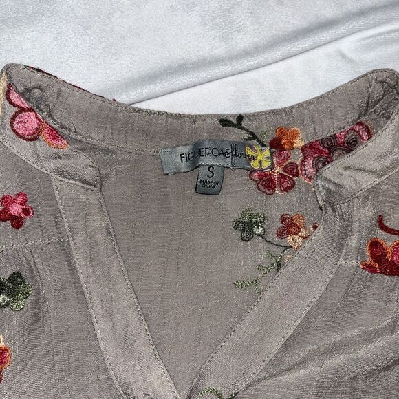 Fig & Flower Top Blouse S Small Taupe Embroidered Floral Roll Tab Sleeve 3A - Picture 4 of 9